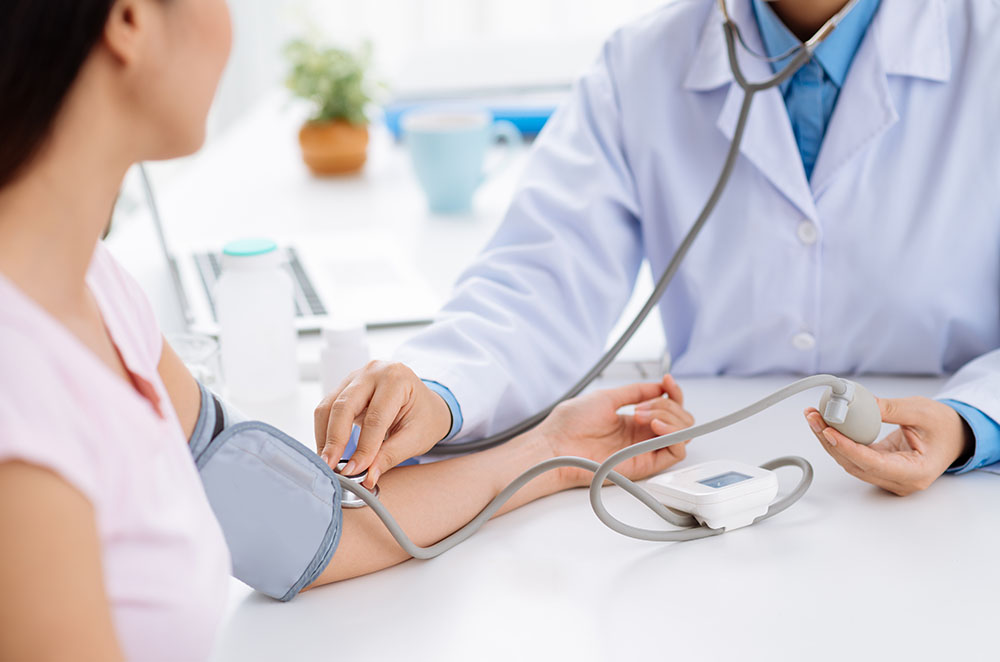 Doctor,Checking,Blood,Pressure,Of,The,Patient,,Selective,Focus Doctor checking blood pressure of the patient, selective focus